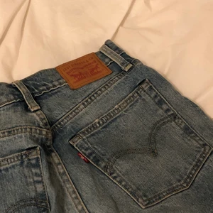 LEVI’S Jeans strl. 26 - Säljer dessa Levi’s. Köpt för några år sen men passar inte längre! Jag är 165 lång, och de slutar vid mina anklar<3 väldigt fint skick! 