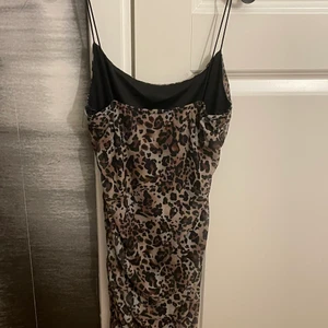 Tight leopard klänning  - Jag säljer en fin leopard mönstrad klänning, knappt använd. Säljer då den är för liten för mig. Den är i storlek S men passar även XS💕 själv är jag 1,68 och den är lite kort. Passar jättebra som festklänning samt sommarklänning🤍✨