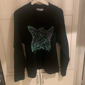 Köpt på weekday för 1 år sedan för 650kr, denna tröja finns ej kvar på weekday och tog slut snabbt, har endast använt 1 gång. Size S men sitter oversized så skulle rekommendera att trappa ner en storlek