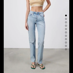 Zara jeans - Säljer dessa mid Rise straight jeans från zara som är slutsålda då dem är försmå för mig❤️