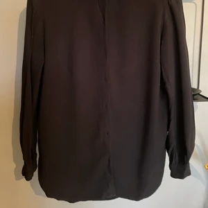 Divided skjorta - Svart tunn divided skjorta.