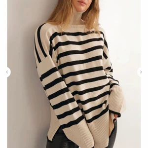 Stickad tröja - Stickad tröja från chiquelle i storlek s/m. Använd ett fåtal gånger men känner att det inte använda tillräckligt mycke. Nypris 499 men säljer för 200kr+ frakt eller mötas upp. Skriv privat för egen bild❤️