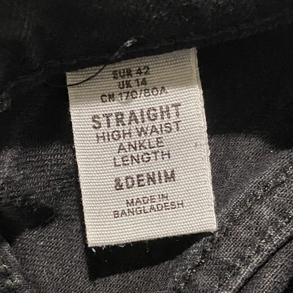 Relativt korta straight jeans, högmidjade och knappt använda. De är 1 eller 2 år gamla men har legat i min garderob pga att de passar mig lite konstigt. Orginal pris var ca 300kr. Jeans & Byxor.