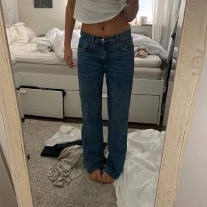 Säljer nu mina sjukt snygga baggy jeans, de är storlek 38 men sitter så fint som på bilderna på mig som vanligtvis har 34/36!❤️
