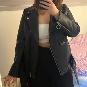 Skinnjacka NAKD - perfekt skinnjacka från NAKD i väldigt fint skick. Endast lite slitningar på bandet, bandet går också att ta loss om man vill ha utan. Snygg oversize fit. 