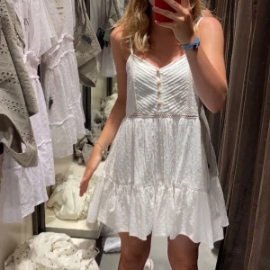 Vit klänning - Super fin vit klänning ifrån zara! Mycket bra skick, köptes i sommars för 400kr, säljer för 250*frakt! Stl M men passar även en S:)