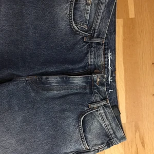 JP plper Falcon jeans storlek L - Byxor köpta i bikbok, använt 1 gång. Storleken är L och skulle säga att den passar bra men kan vara tighta vid låren (beroende kroppsbyggnad🥰) 
