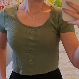 BikBok Grön Ribbad T-Shirt  - En superfin grön t-shirt från bikbok🖤 superfin men tyvärr lite för liten för mig🥺 passar till både vardags och finare🤍