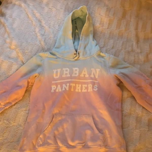 Ljusrosa/Ljusblå hoodie från H&M - Hoodie från H&M i Ljusrosa/Ljusblå med texten ”Urban Panthers” Strl 158/164