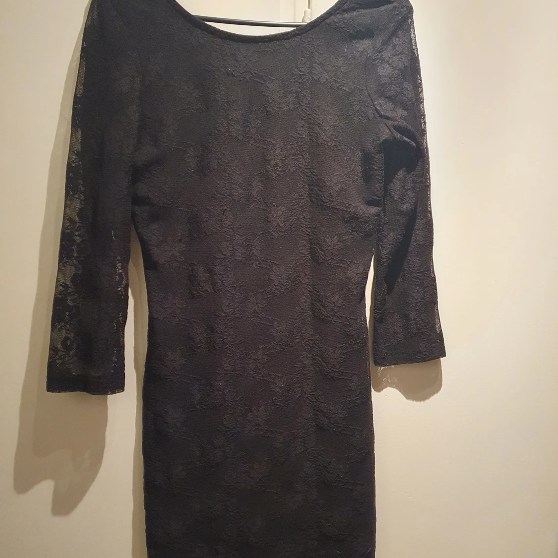 Svart spetsklänning stl m  - 90