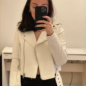Bershka vit skinnjacka - Vit skinnjacka som aldrig använts. Prislappen är kvar. Från Bershka och köpt i Spanien. Väldigt fint skick. Storlek XS.