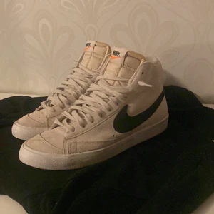 Nike Blazer Mid ’77 - Storlek 42,5. Använda 3-4 gånger. Säljes då de ej passar min stil längre 