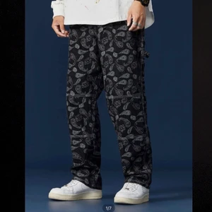 Svarta Paisley Loose fit jeans. - Byxorna är i stretchi material. 102 cm I längd 78-90 cm töjbar midja. Byxorna köptes för typ 300kr och använda extremt  lite (testats några gånger). Sitter väldigt skönt. Prissänkning kan diskuteras köparen står för frakten. :)