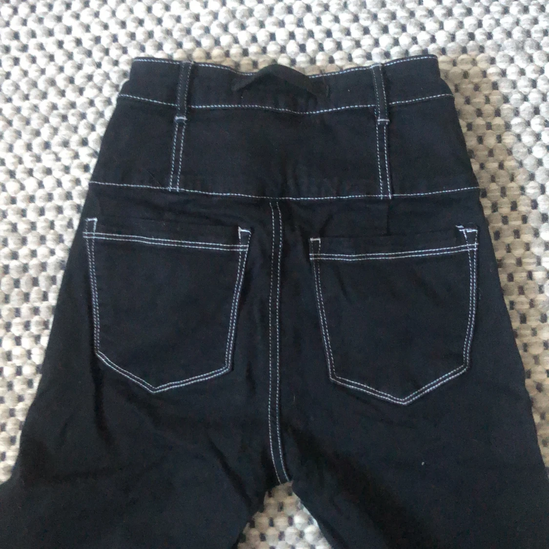 Svart byxor med vita sömmar  - 91