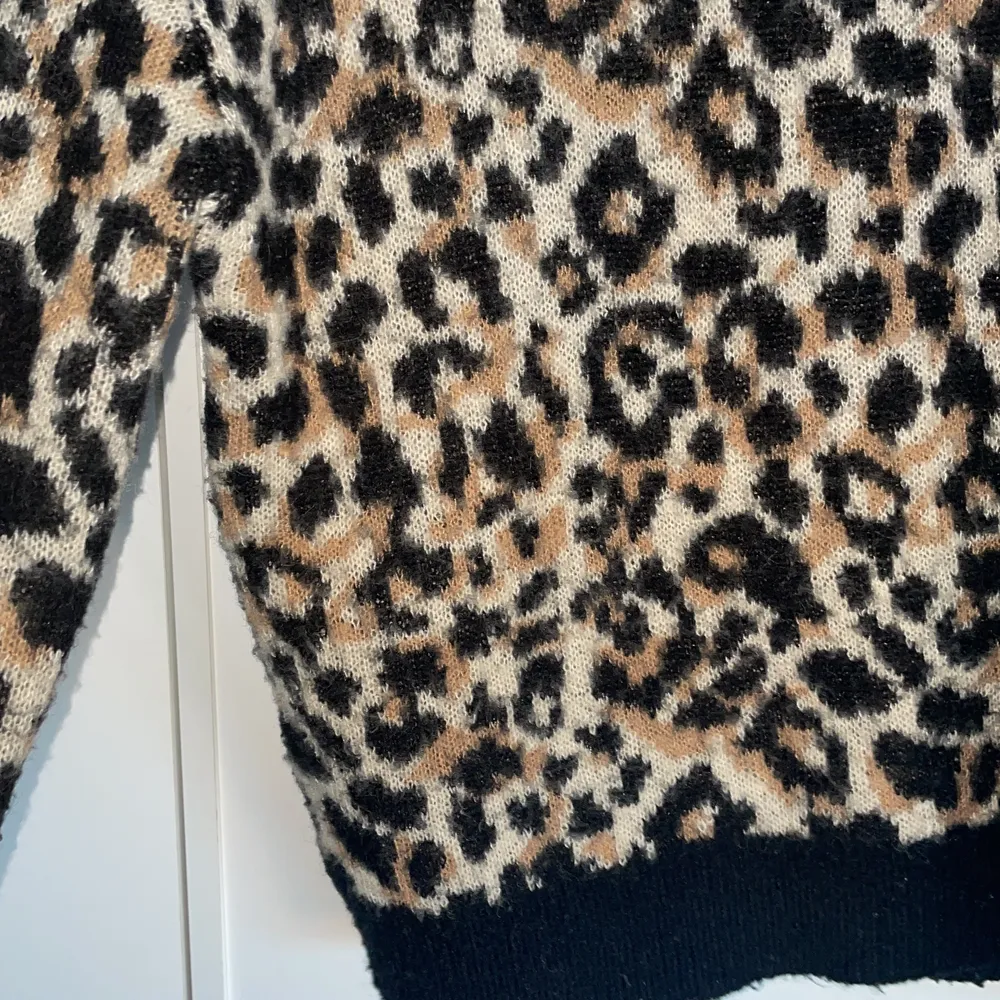 Skön stickad tröja med leopardmönster. Tröjor & Koftor.