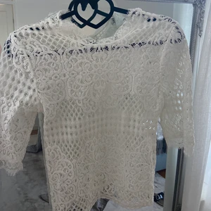 Topp i spets - Vit topp i spets från zara i storlek s