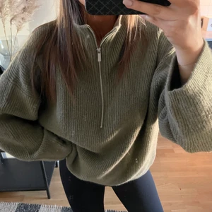 stickad tröja - säljer denna snygga stickade tröja vid ett bra bud, från h&m. använd fåtal gånger, säljer pga att jag har liknande 😊 storlek L