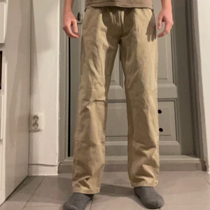 Levi’s jeans - Bekväma jeans i färgen beige. Modellen är Relaxed Fit, 550. Jag är 180 ish och smal men byxorna funkar fint med skärp.