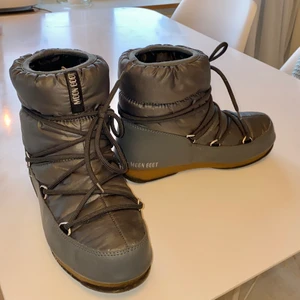 Låga moonboots stl 40 - Superfint skick! Endast använda 4 gånger. Storlek 40 men skulle säga att dem har en passform för en 39/40. Köparen står för frakten