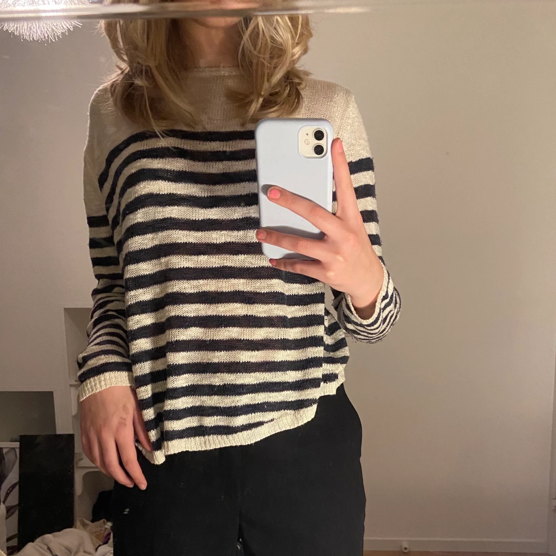 Blå och vitrandig tröja