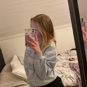 Blå collage tröja  - Slutsåld! En ljusblå jättesöt collage tröja från Gina tricot där det står ”athletics wellness movement club” med mörkare blå och beige text, som passar till nästan allt och är jättesöt. Säljer pga att jag aldrig använder! Bra skick! 🌟🤍(nypris: 249) 