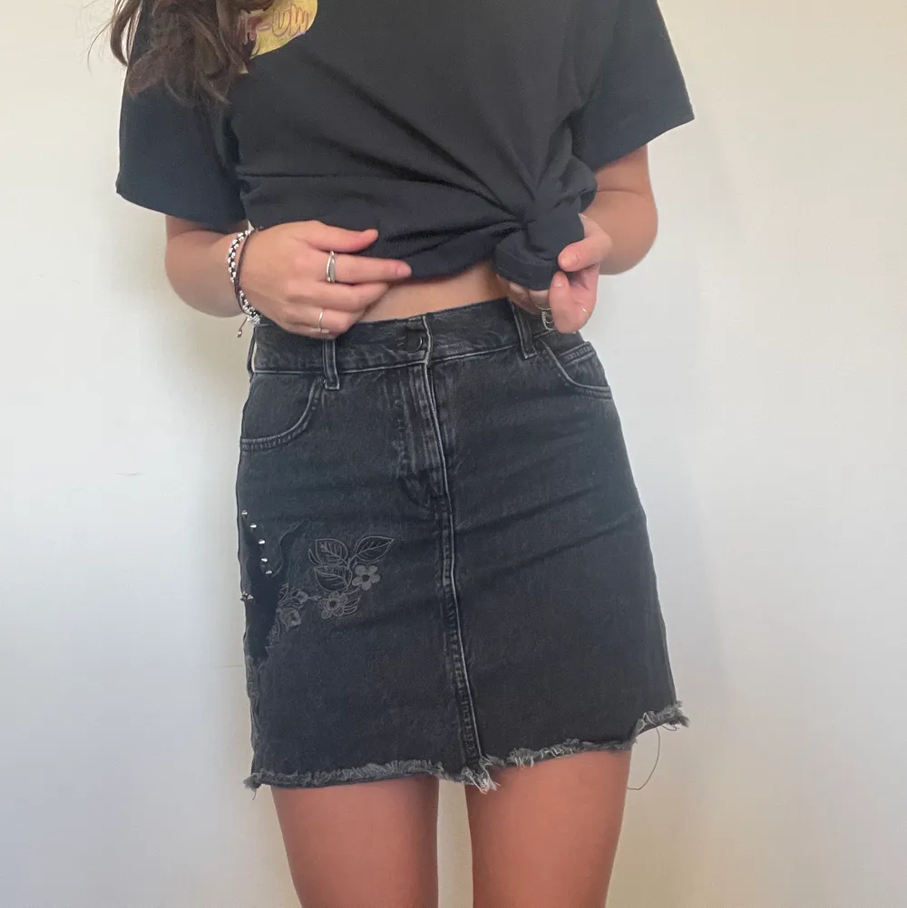 đ€Svart jeanskjol med lite snyggt broderi och nitar! Passar XS/S. Frakten kan bli mer eller mindre beroende pĂ„ vilken pĂ„se den fĂ„r plats i!đ€. Hameet.