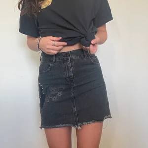 Svart jeanskjol - 🖤Svart jeanskjol med lite snyggt broderi och nitar! Passar XS/S. Frakten kan bli mer eller mindre beroende på vilken påse den får plats i!🖤