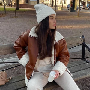 Pu Jackan  - Helt ny i en jätte bra skick jackan. Perfekt för en uppkommande vår 🤎 