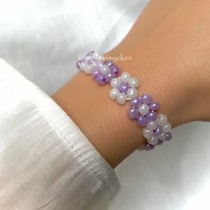 Skimrande pärlarmband - Pärlarmband av skimrande glaspärlor i ljuslila och vit nyans. Perfekt att kombinera med andra smycken! Armbandet är ihopsatt med hållbar elastisk tråd och passar de flesta handleder. ENDAST TVÅ KVAR 💜