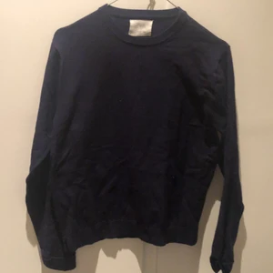 Finstickad tröja - En jättefin mörkblå finstickad tröja från zara. Lägg ett bud eller köp direkt för 60 kr