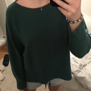 Stickad tröja  - Varm stickad tröja i en grön färg, i fint skick💕 passar storlek S/M