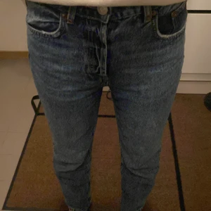 Zara mid rise jeans  - Säljer dessa jeans från zara eftersom att de är för korta på mig som är 164, endast amdvända ett fåtal gånger därför nyskcikck! Köp nu för 300kr eller lägg bud från 100kr😻