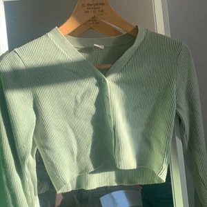 Topp - Jätte snygg topp i typ ljus grön! Har blivit för liten, är även i bra skick!🤍✨