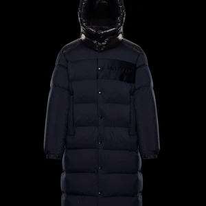 Moncler Autaret Giubbotto - Vinterjacka strl Xs, passar S också.                                                      Använd en vinter endast, sparsamt använd inga hål eller liknande. Dunet är av toppkvalitet.                                            Nypris 15 999kr                                                                       Mitt pris 11 499kr 