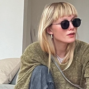 2 x solbriller Kaibosh + ukendt - 2 solbriller nærmest aldrig brugt. Etui medfølger de hvide solbriller 