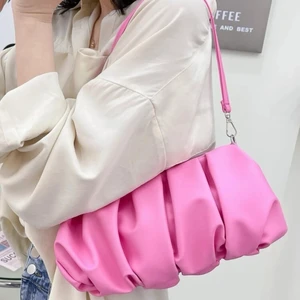 Väska - En snygg rosa och vit handväska, perfekt om man vill spicy till sin outfit eller hålla sig mer casuell!! 50kr/st