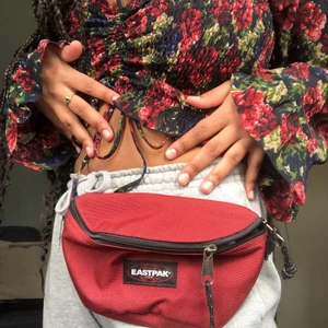 En röd midjeväska från Eastpak - En mideväska från Eastpak köpt på Urban Outfitters. Den har används ett fåtal gånger så nästan ny! Midjeväskan kostar 80kr plus frakt! 💛