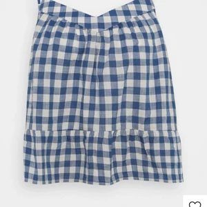 rutigt linne - Säljer detta fina linne från gap i storlek xs. Använd ett fåtal gånger och i ett mycket bra skick. Den är stor i storleken så skulle säga att den är s-m