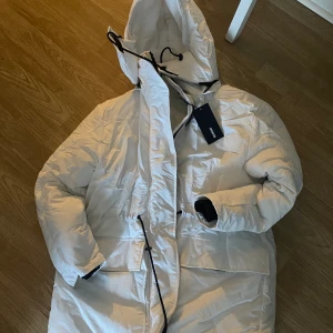 Weekday - Säljer min helt nya jacka i stl S men jag tycker det är en stor S.