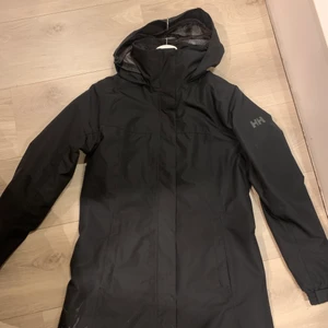 Helly Hansen jacka - Längre täckjacka från Helly Hansen. Märken nertill (bild 3) men annars fin. 🖤 nypris ca 1600kr 