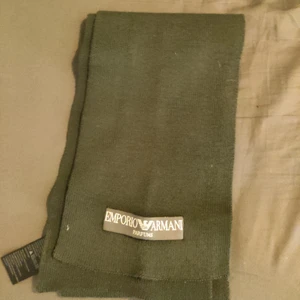 Armani halsduk - En  emoirio Armani halsduk i helt okej skixk