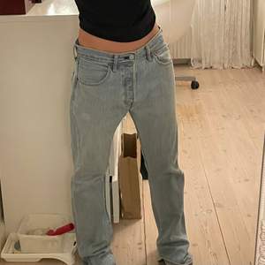 Säljer nu dessa lågmidjade levis jeans, i modellen 501. Köpta här på plick, men var tyvärr för stora för mig. Jag har vanligtvis 36 eller 38 och är 1,68🧸