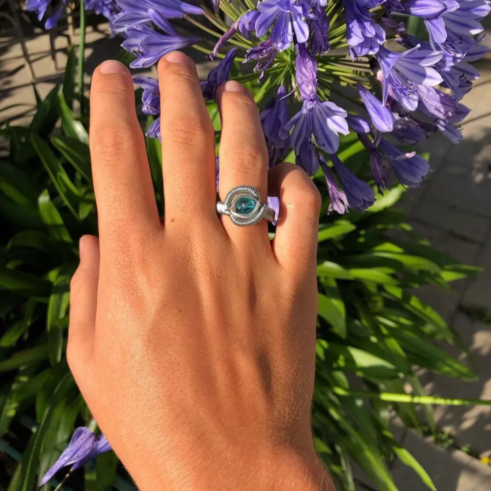 En ögoninspirerad ring i mindre storlek, gjord i aluminium och pläterad ståltråd som varken gör dina fingrar gröna eller blir rosa! Valfri färg på pärla!🎍. Accessoarer.