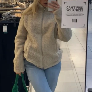 teddyjacka - mina egna bilder men skickar gärna fler, helt ny iprincip och super mysig, lagom varm och skitsnygg! Buda!