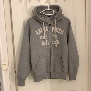 Zip hoodie abercrombie and fitch  - Snygg grå zip hoodie från abercrombie & fitch! Lite liten i storlek men sitter snyggt overzize på mig som har xs/s🤩🖤🤍