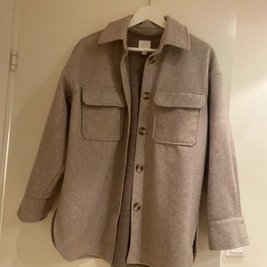 Kort kappa  - Super fin beige/grå kort kappa i storlek S. Men är overzise på mig 😍😊