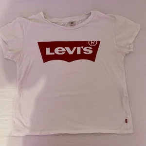 Levi’S T-shirt vit - Etiketten vid nacken är rätt så borta. Men märket och tröjan har inga problem eller spräckningar. Storlek S, finns i Borås eller frakt betalas av köparen. Säljes pga ingen användning och för liten för mig.