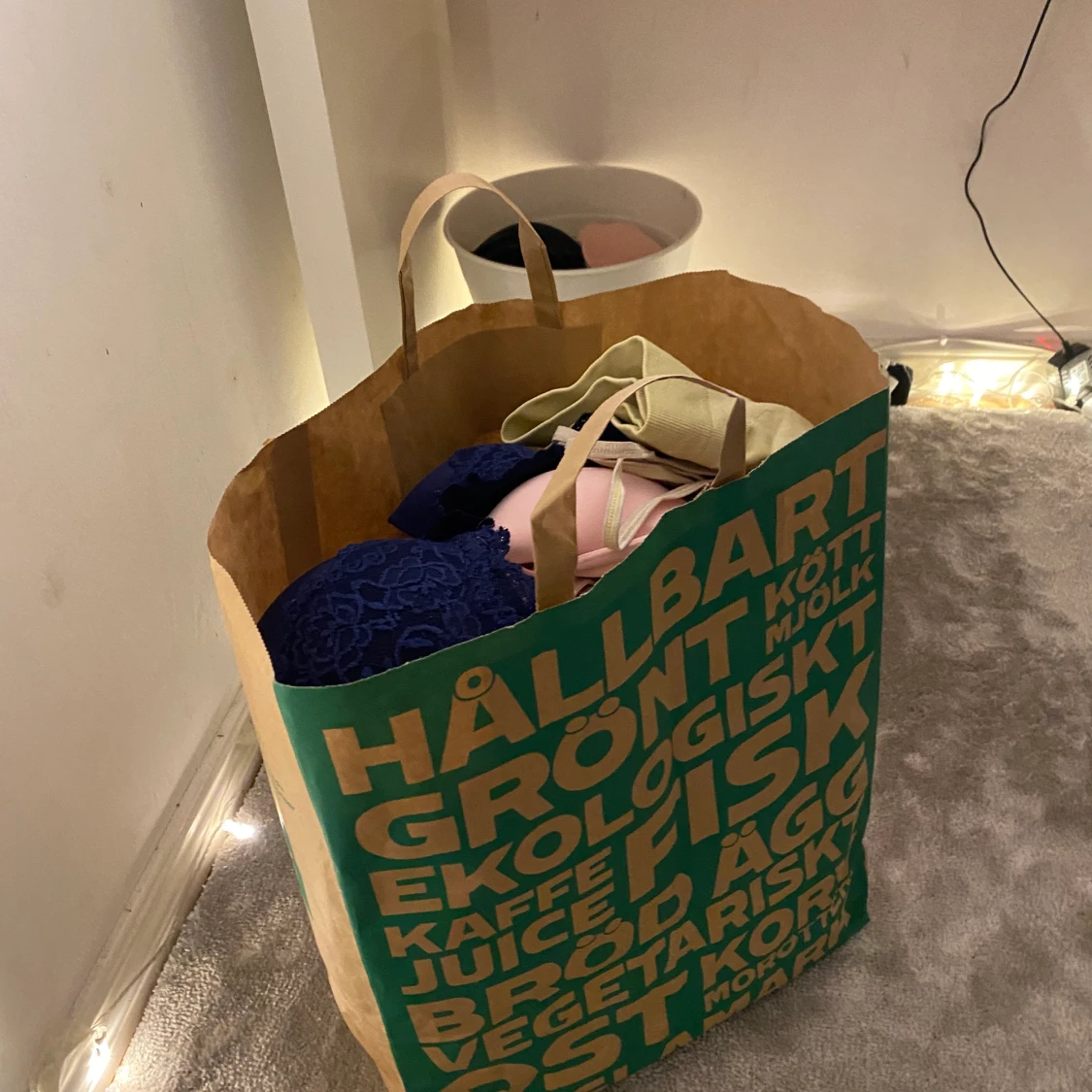 Tre Kassar med massor av kläder - 91