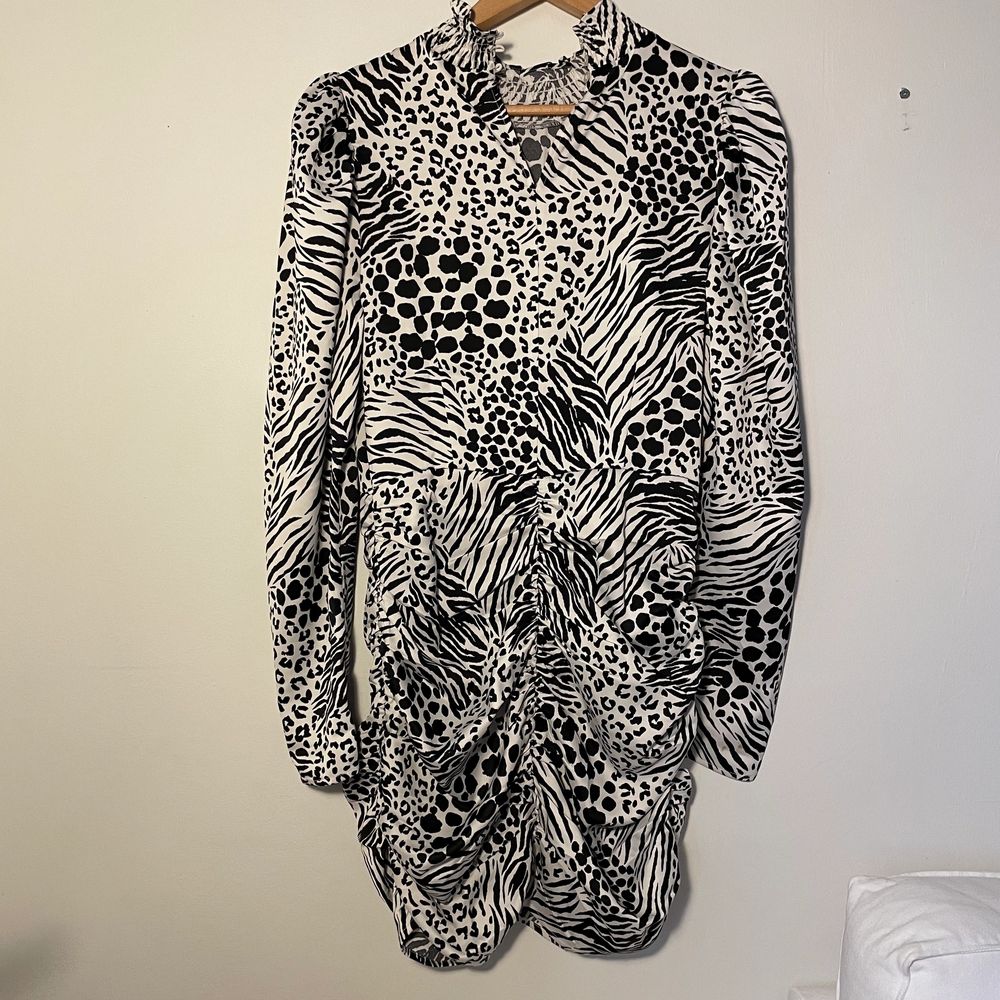 Rynkad mönstrad klänning från Gina Tricot i strl 40, svart och vit i färgen, använd 1 gång så klänningen är som ny, betalning sker via swish 💕. Klänningar.