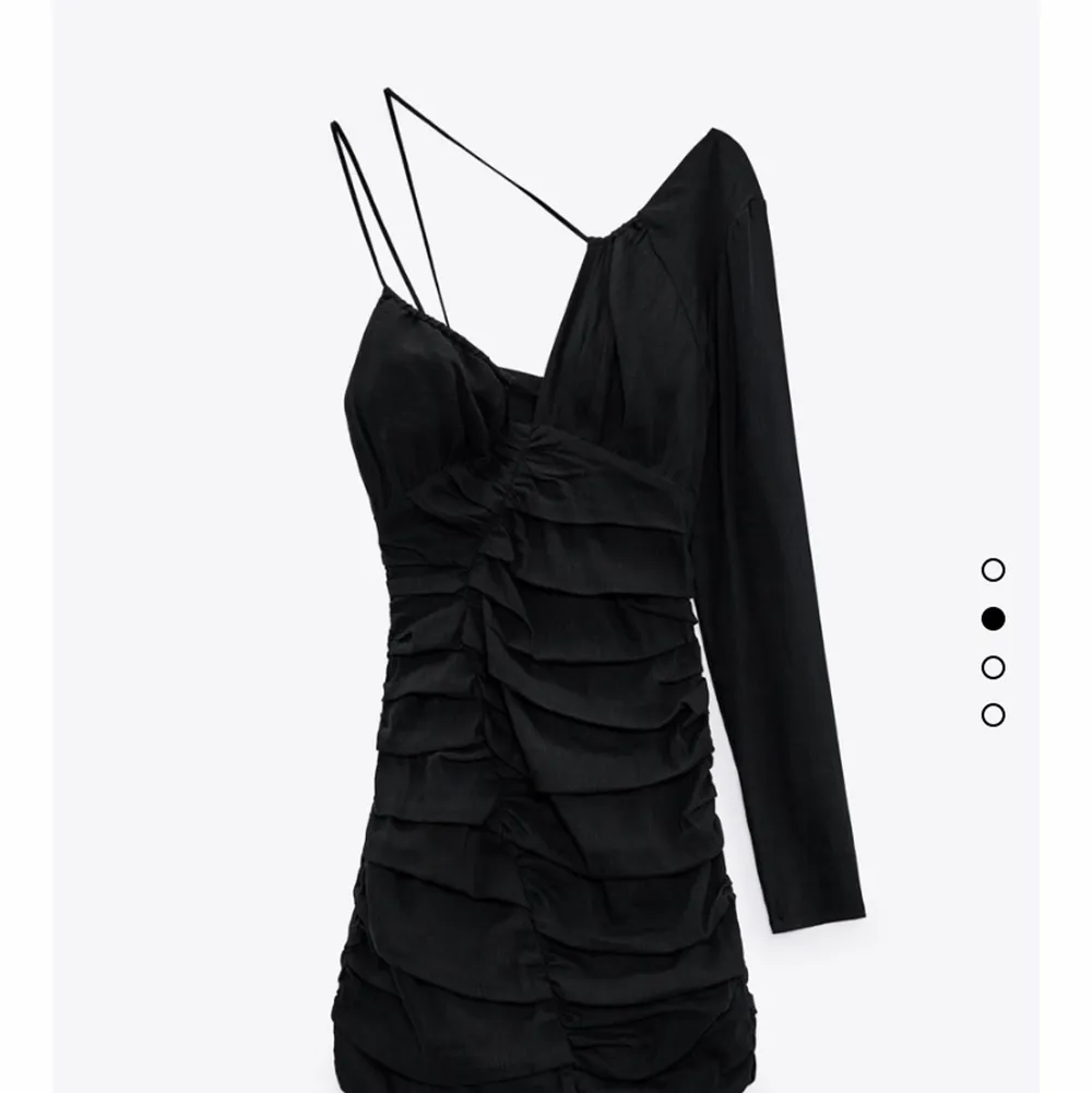 ”Draperad klänning” i svart från Zara, helt slutsåld på hemsidan!! Sjukt snygg och perfekt till fest/middag eller liknande⚡️🖤 Endast provad, aldrig använd = nyskick. Säljes pga inte riktigt min stil. Storlek M, men passar från XS och upp beroende på önskad passform.. Klänningar.